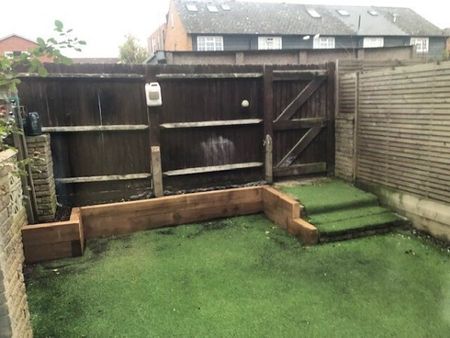 Middle Lane, EPSOM, KT17 - Photo 2