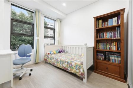 Beautiful Top Floor Two-Bedroom Apartment in Quiet Location - Photo 3