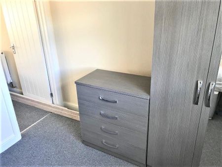 1 bedroom in a house share to rent - Photo 4