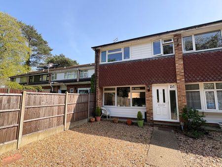 The Grove, Frimley, Camberley, Surrey, GU16 - Photo 3