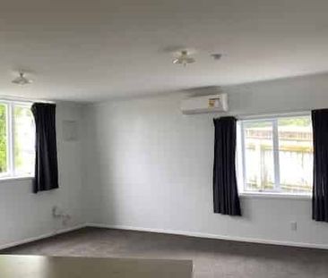 Well presented 2 bedroom flat with open plan living - Photo 5
