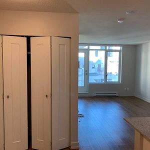 2bd 1ba, Vancouver BC, Elevator - Photo 2