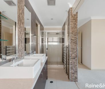 MOVE IN NOW - Stylish Family Living in the Heart of Upper Coomera! - Photo 2