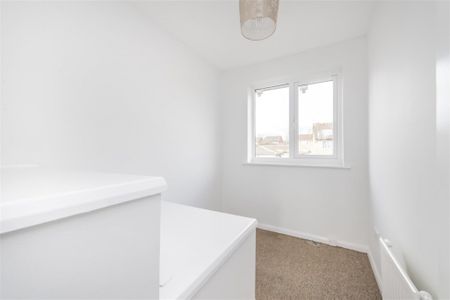 3 bed House - Semi-Detached To Let - Photo 3