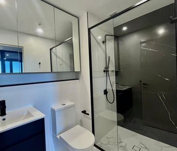 Near New Modern Aesthetic TWO bedroom + Winter Garden apartment in ... - Photo 5