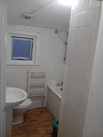 3 bedroom flat to rent - Photo 3
