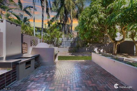 2-LEVEL CONTEMPORARY DUAL LIVING HOME LOCATED IN LEAFY CARINA HEIGHTS! - Photo 3