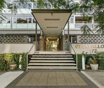 Iconic light filled apartment - Photo 1