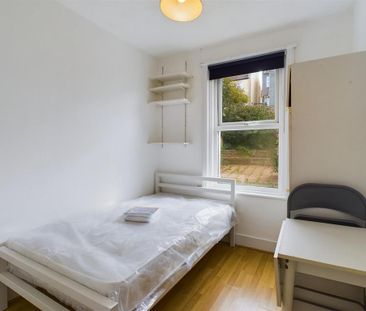 6 bedroom terraced house to rent - Photo 4