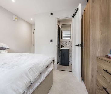 Douglas Road Room 7 - Photo 5