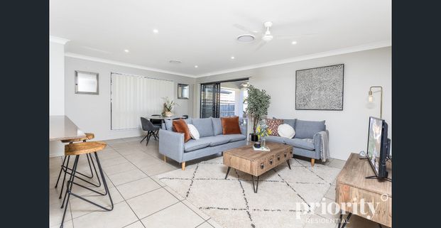 Spacious and modern lowset across from parkland - Photo 1