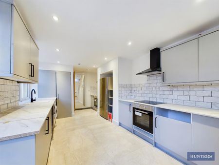 1 bedroom Flat To Let - Photo 2