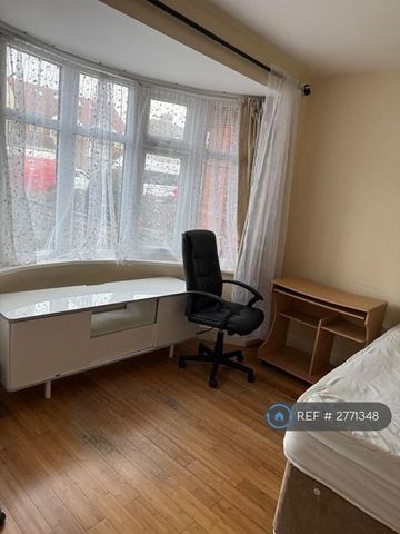 6 bedroom semi-detached house to rent - Photo 3