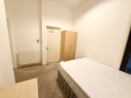 STUDENT PROPERTY two bedroom, two bathroom furnished apartment available now - Photo 3