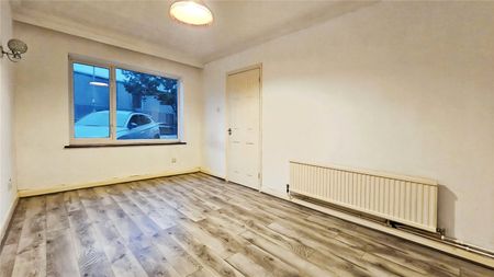 The Causeway, Staines-upon-Thames, Surrey, TW18 3AX - Photo 2