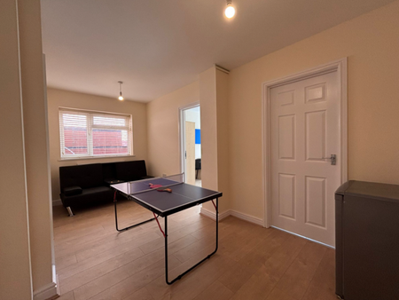 6 Bed Student Accommodation - Photo 3