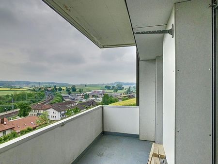 Bright, through-house apartment with stunning views and two balconies! - Photo 5