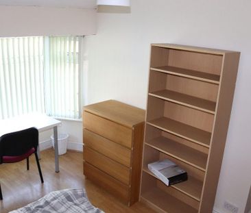 4 bedroom semi-detached house to rent - Photo 2