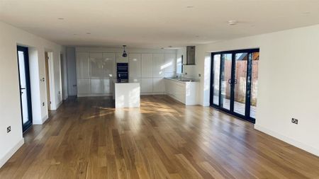 4 bedroom detached house to rent - Photo 2