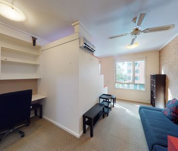 Stylish Fully Furnished Apartment in the Heart of Carlton - Photo 2