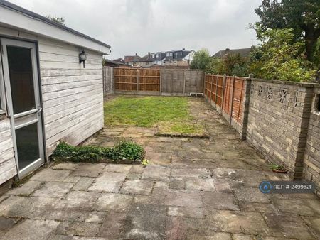 1 bedroom in a house share to rent - Photo 2