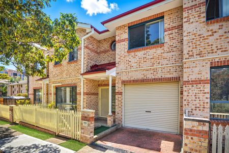 Air-Conditioned Three-Bedroom Townhouse with Ensuite, Gas Cook-Top and Single Garage! - Photo 4