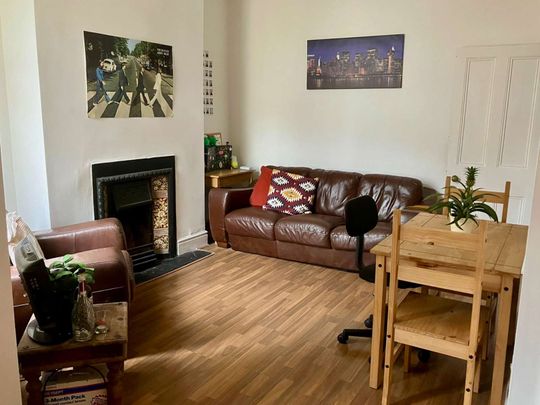 3 bed student house available for 24/25 Academic Year in Hall Lane, L7. Room 1 - Photo 1