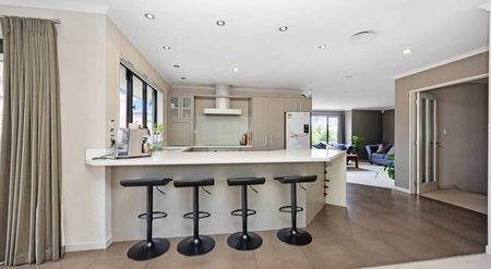 Spacious 4-Bedroom Home in Prime Mount Eden Lo... - Photo 2