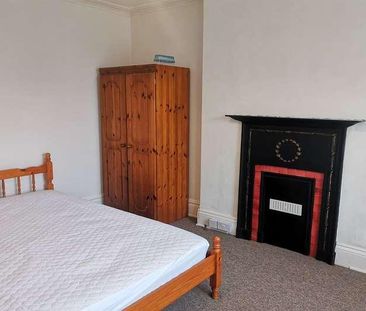 Bedroom Detached House In Winton, BH9 - Photo 2