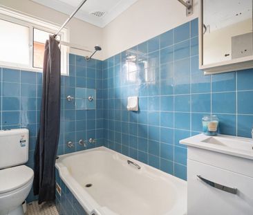 Top-Floor Convenience - Photo 2