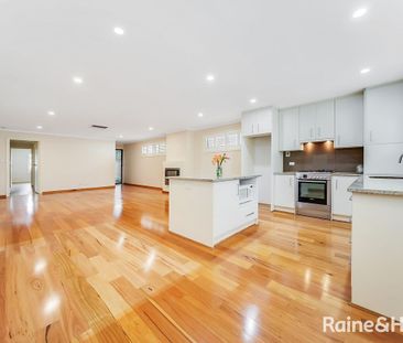 Character Home in Excellent location! - Photo 4