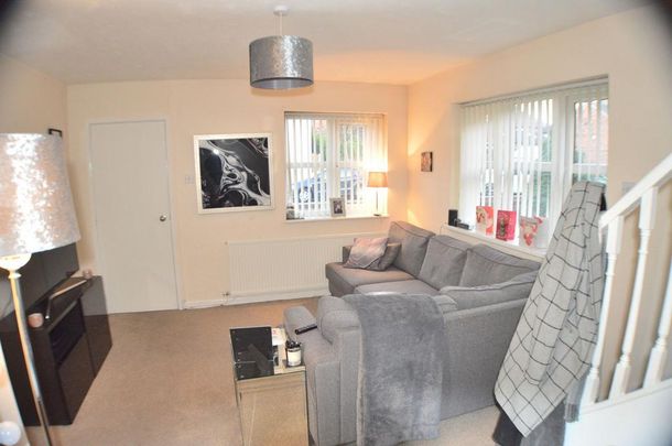 2 bedroom mews to rent - Photo 1