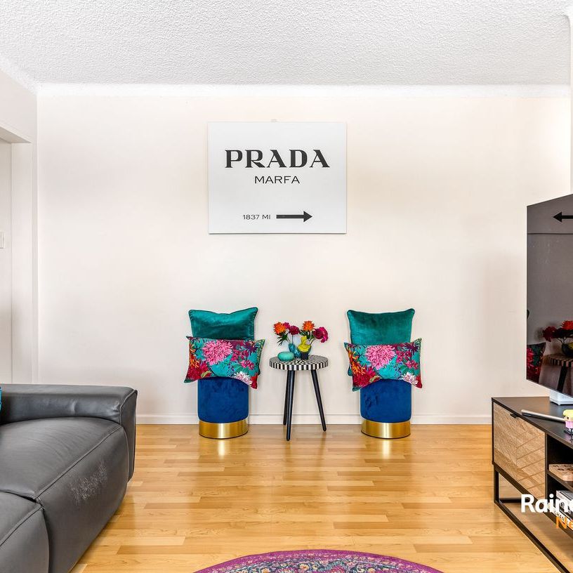 Light filled apartment - Photo 1