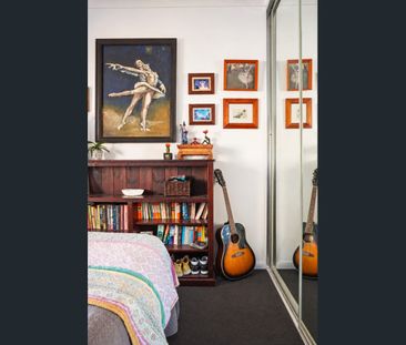 Modern 1 Bedroom Apartment with Secure Parking in a Convenient Wate... - Photo 3