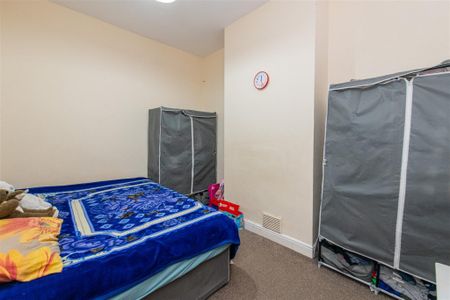 3 bed House - Mid Terrace To Let - Photo 5