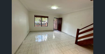 Perfectly located home with parking - Photo 2