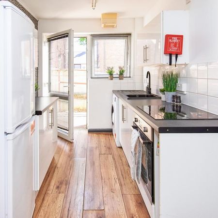 4 bedroom townhouse to rent - Photo 3