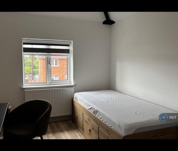 1 bedroom in a house share to rent - Photo 2