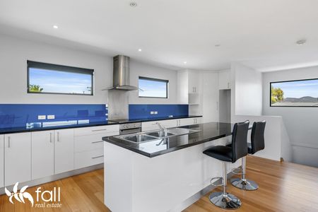 Modern Townhouse with Water Views - Prime Location - Photo 2