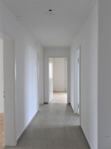 "helle, moderne 4.5-Zimmer-Wohnung mit Balkon an ruhiger Lage" - Photo 2