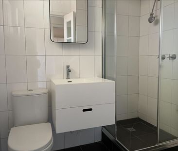 Cosy One-Bedroom in leafy in North Melbourne - Photo 6