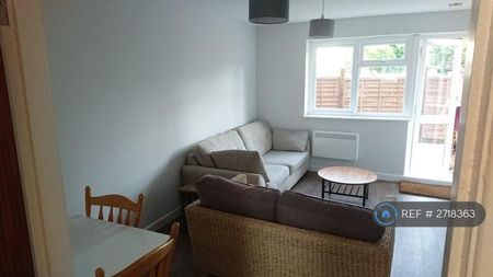 1 bedroom in a flat share to rent - Photo 2