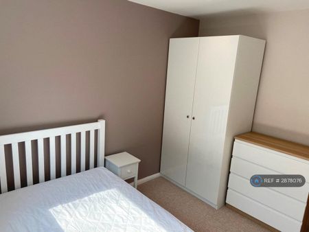 2 bedroom flat to rent - Photo 2