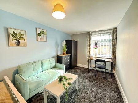 1 bedroom in a house share to rent - Photo 2