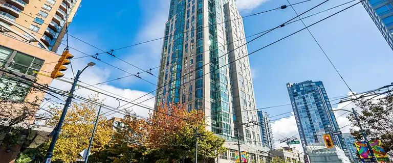 Spacious & Updated 2 BD & 2 BA in the Heart of Vibrant Downtown Vancouver | 1188 Howe Street, Vancouver - Photo 1