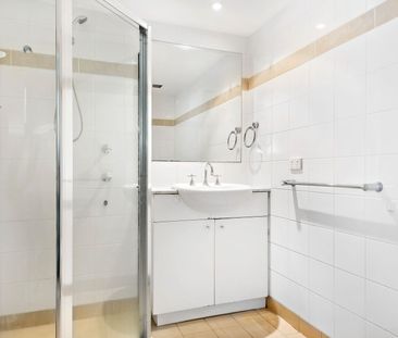 Stylish Apartment in the Heart of Chatswood - Photo 3