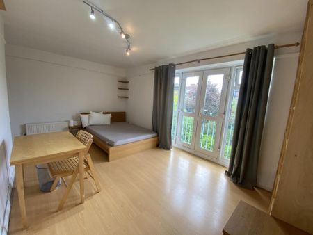 1 bedroom in a flat share to rent - Photo 2