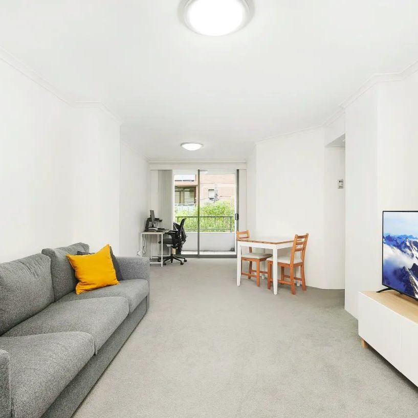 Spacious One Bedroom Apartment - Photo 1