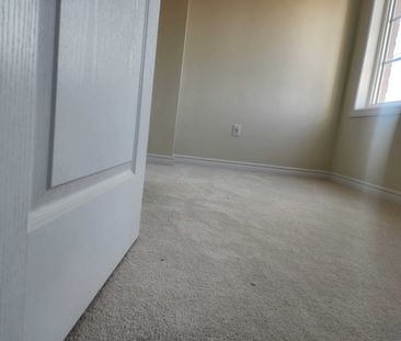 Four bedroom Courtice Ontario - Photo 6