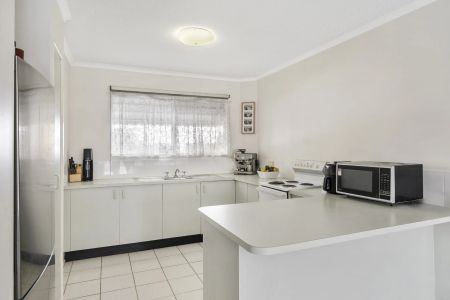 Beachside Living in Coolum Beach – 2 Bed Unit for Rent! - Photo 5